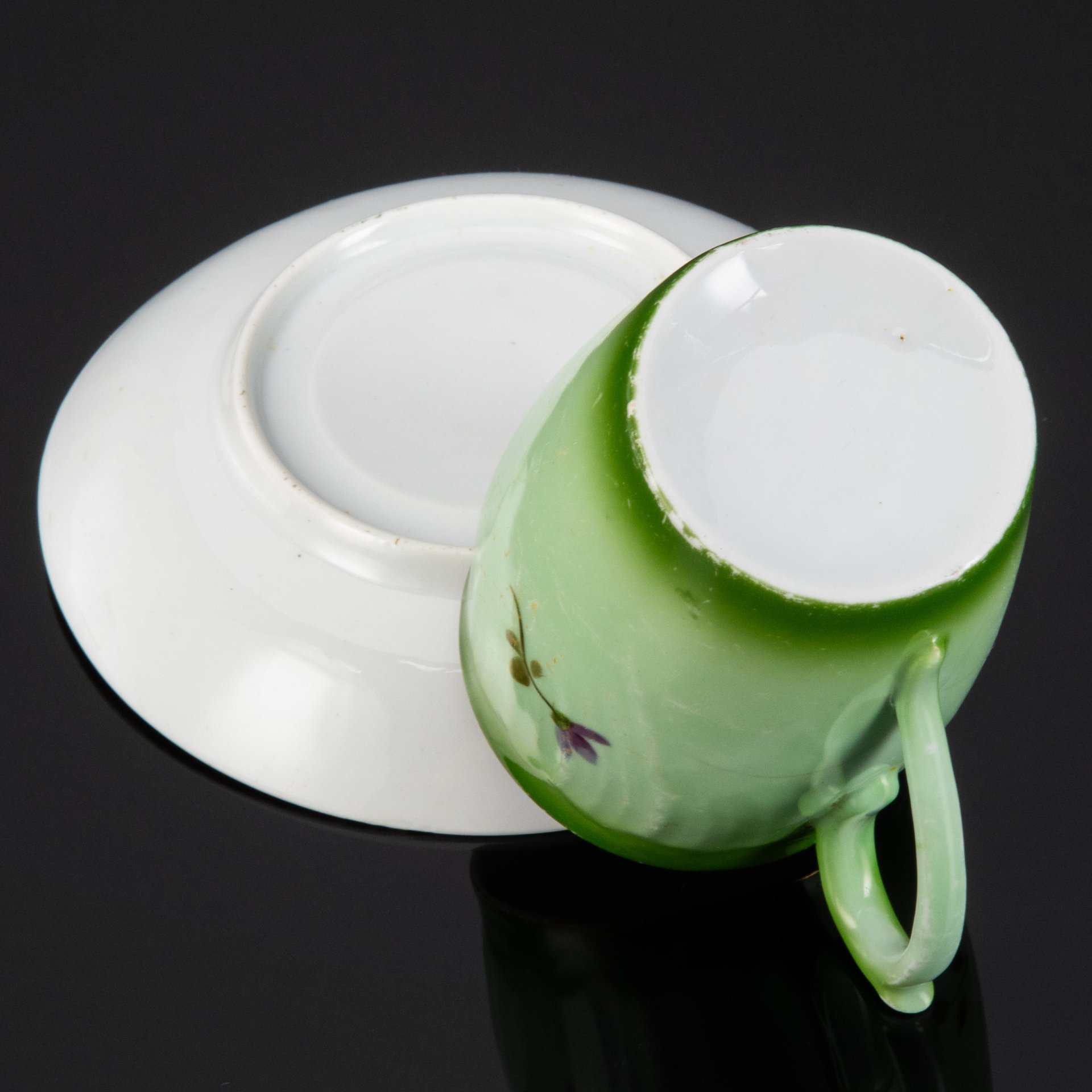 Бокал чайный с блюдцем зеленого оттенка и флоральным декором, фарфор, крытье, роспись, Российская империя, 1880-1915 гг.