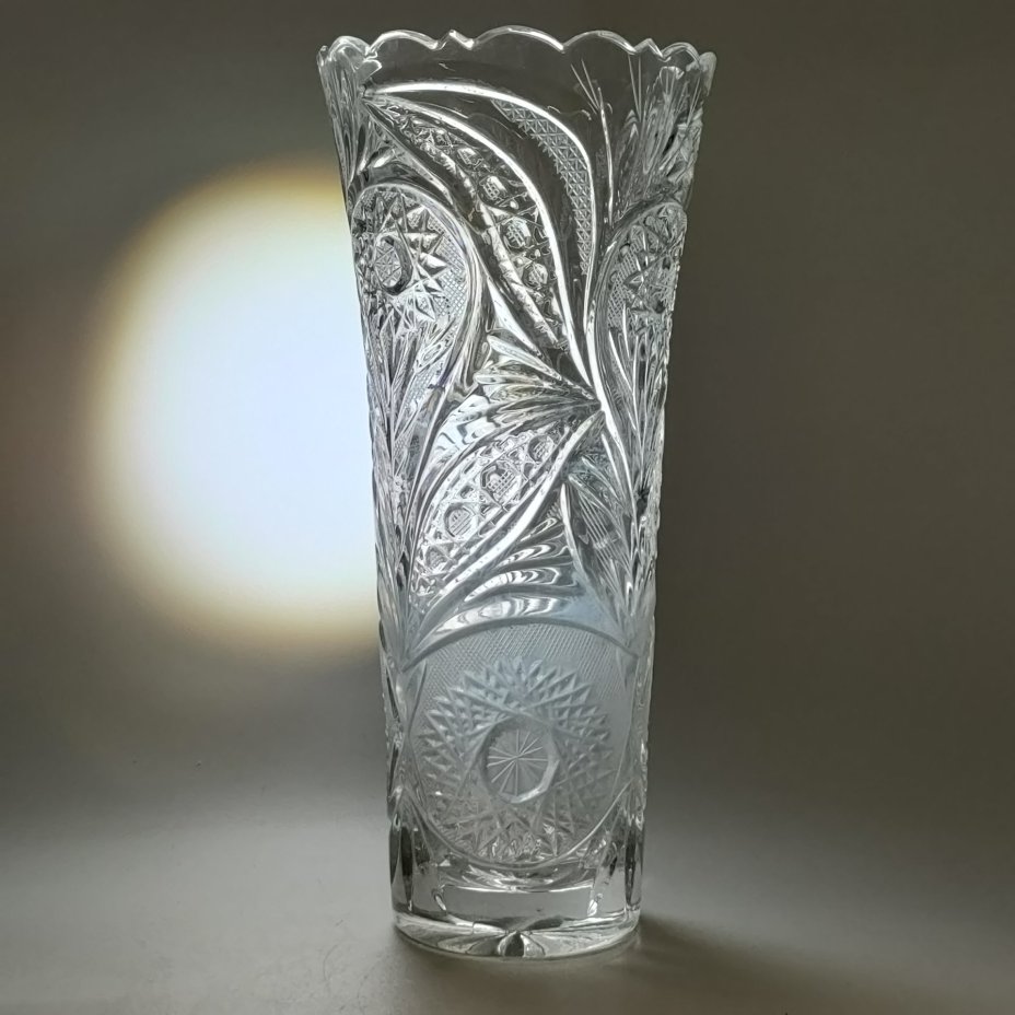 Ваза для цветов с резным декором и фигурным краем