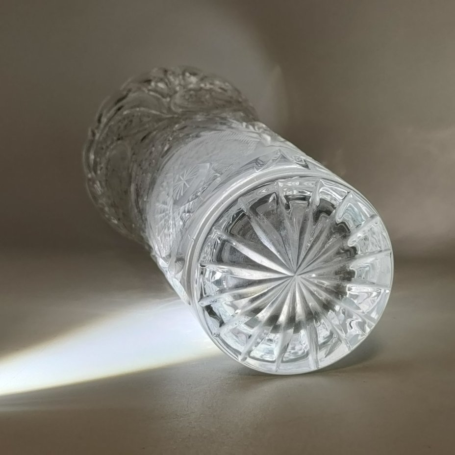 Ваза для цветов с резным декором и фигурным краем