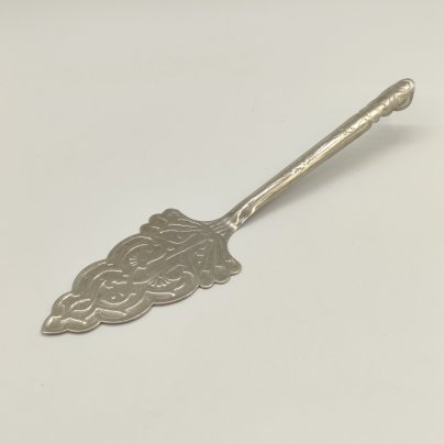 Лопатка для торта с рельефным декором, мельхиор (медь-никель), чеканка, СССР, 1970-1990 гг.