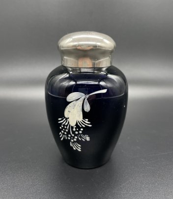 Емкость для хранения чая (чайница), украшенная цветочным рисунком