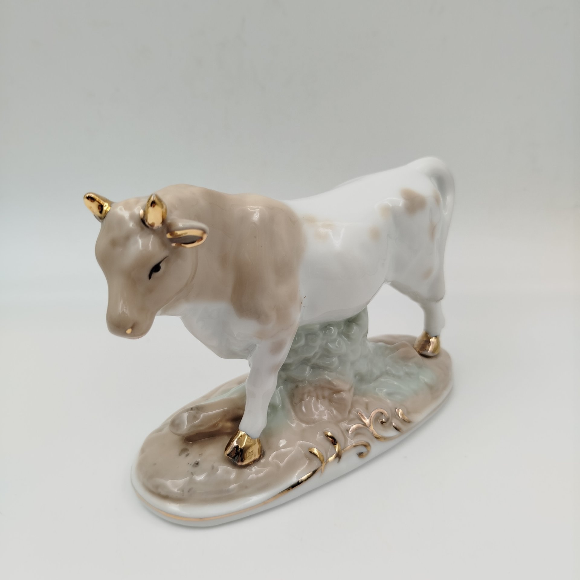 Статуэтка "Бык", фарфор, роспись, золочение, Elan Gallery, Великобритания, 2015-2020 гг.