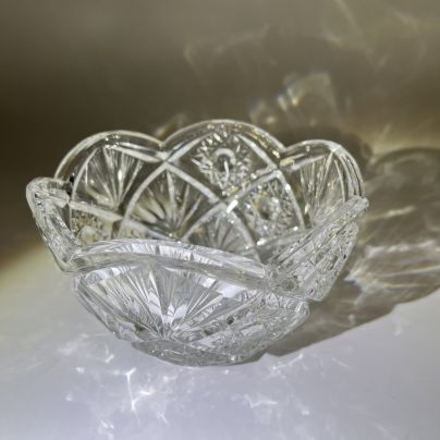 Небольшой салатник круглой формы с краем в виде лепестков с резным геометрическим декором, хрусталь, алмазная грань, СССР, 1970-1990 гг.