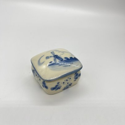 Шкатулка миниатюрная (таблетница) "Мельница", фарфор, роспись, Delfts Blauw, Нидерланды, 1980-2000 гг.
