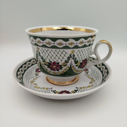 Чайная пара (большая), украшенная узорами и цветочным декором, фарфор, деколь с подрисовкой, золочение, Тернопольский фарфоровый завод, СССР, 1975-1991 гг.