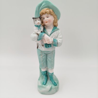 Статуэтка "Мальчик в зеленом костюме с котенком на руках", фарфор, роспись, Европа, 1900-1930 гг.