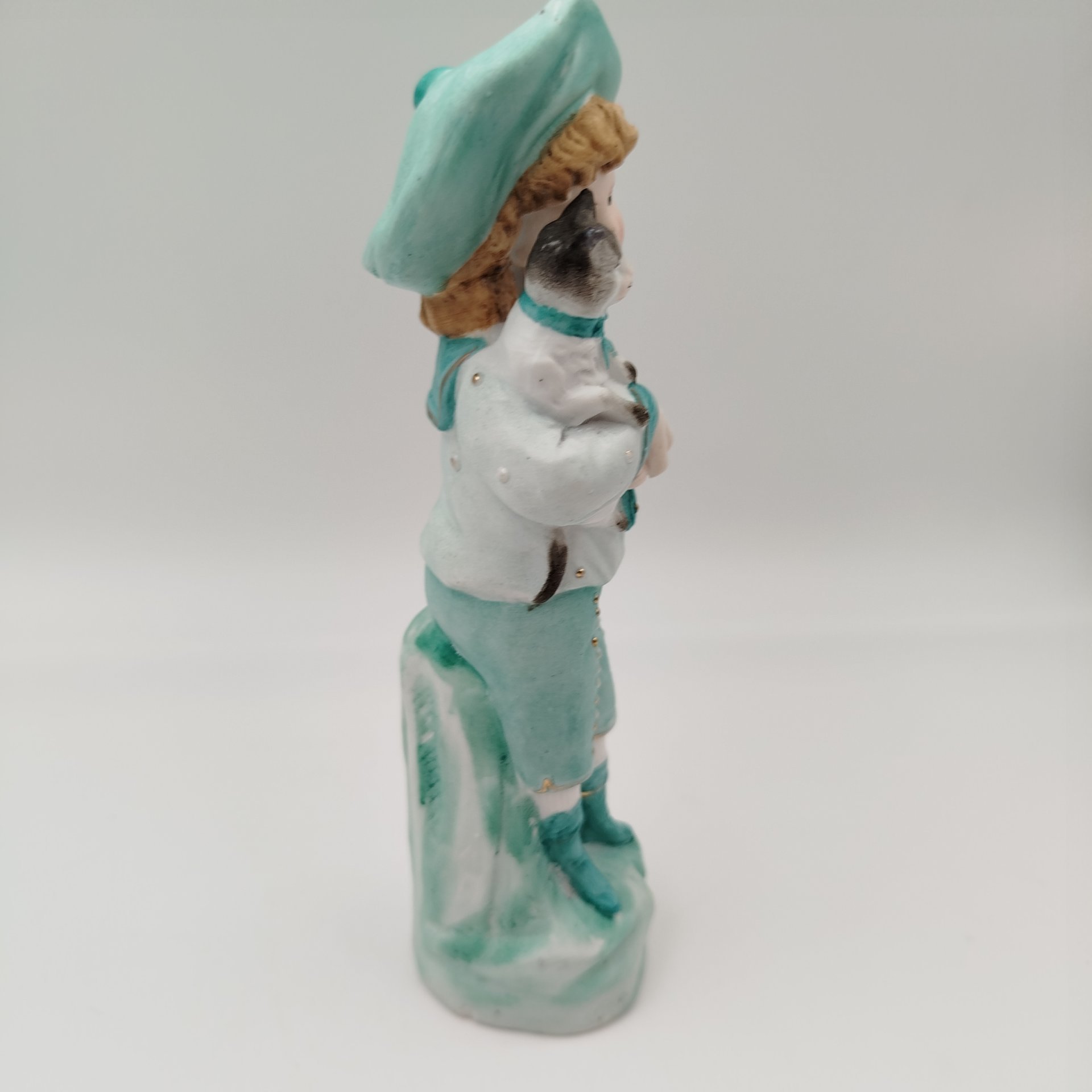 Статуэтка "Мальчик в зеленом костюме с котенком на руках", фарфор, роспись, Европа, 1900-1930 гг.
