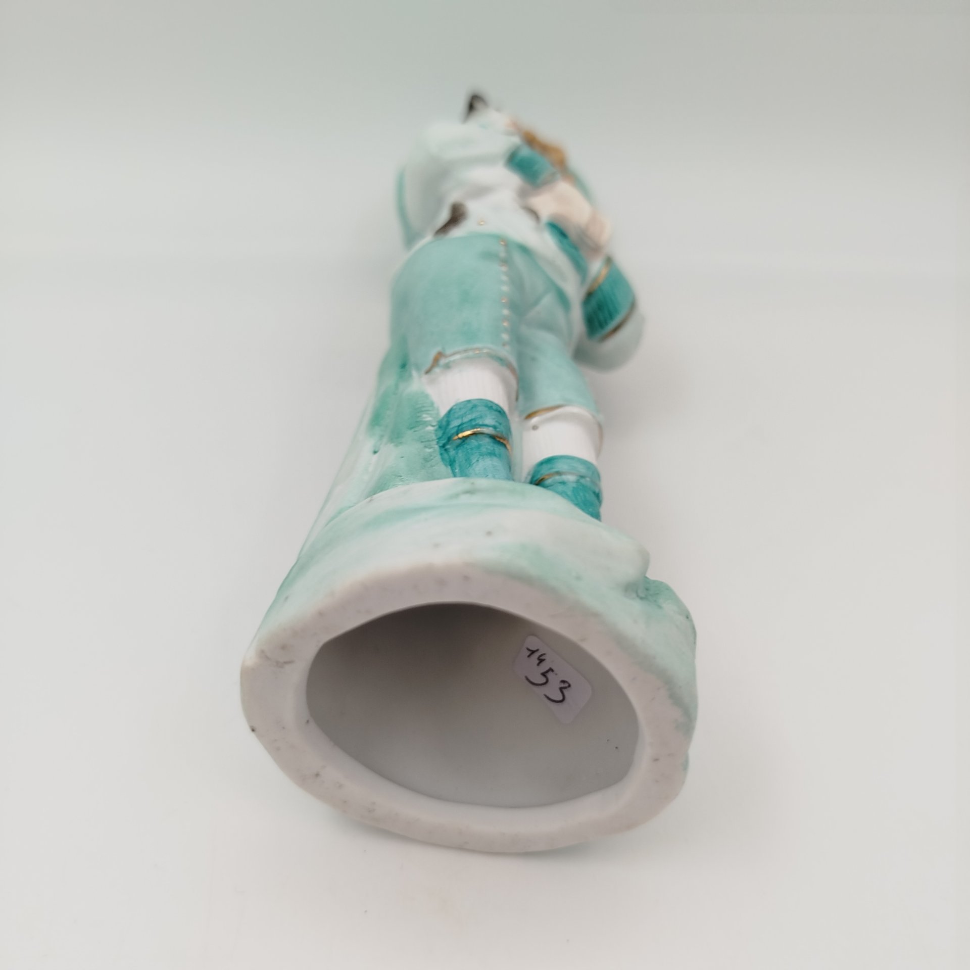 Статуэтка "Мальчик в зеленом костюме с котенком на руках", фарфор, роспись, Европа, 1900-1930 гг.