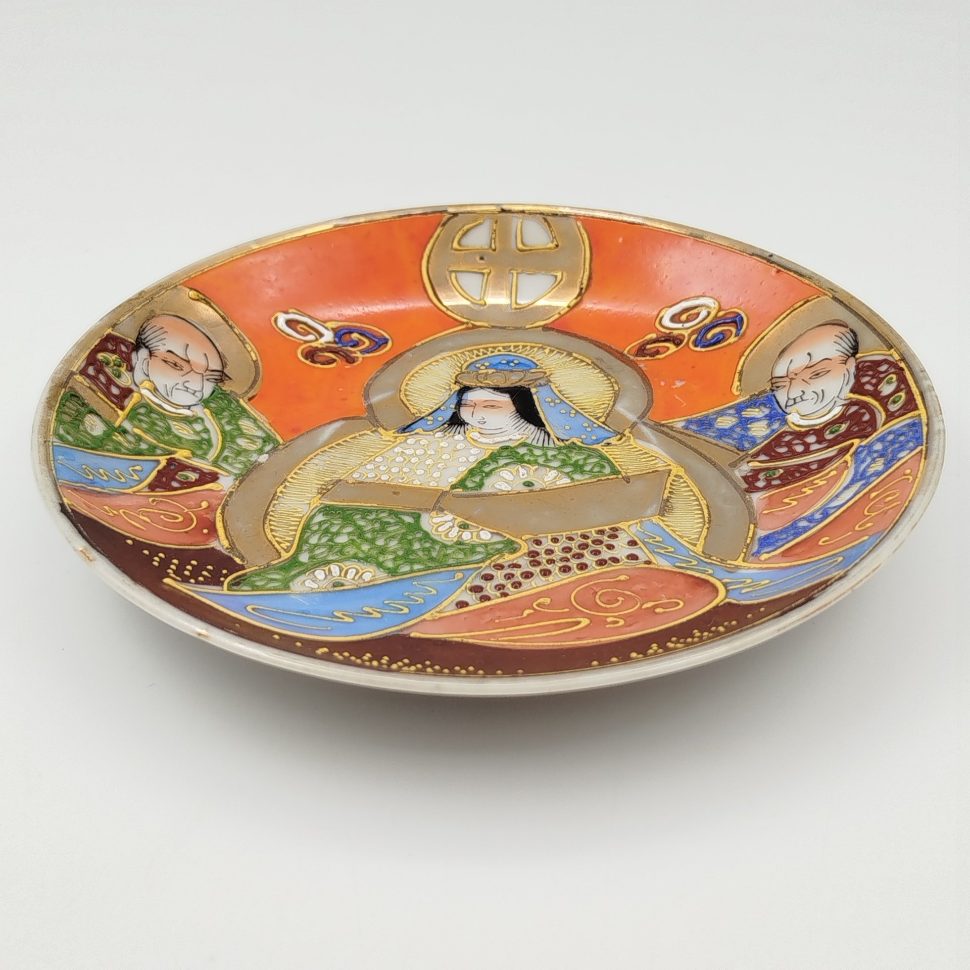 Блюдце "Архаты", выполненное в стилистике Сацума (Satsuma), фарфор, роспись, золочение, Япония, 1960-1980 гг.