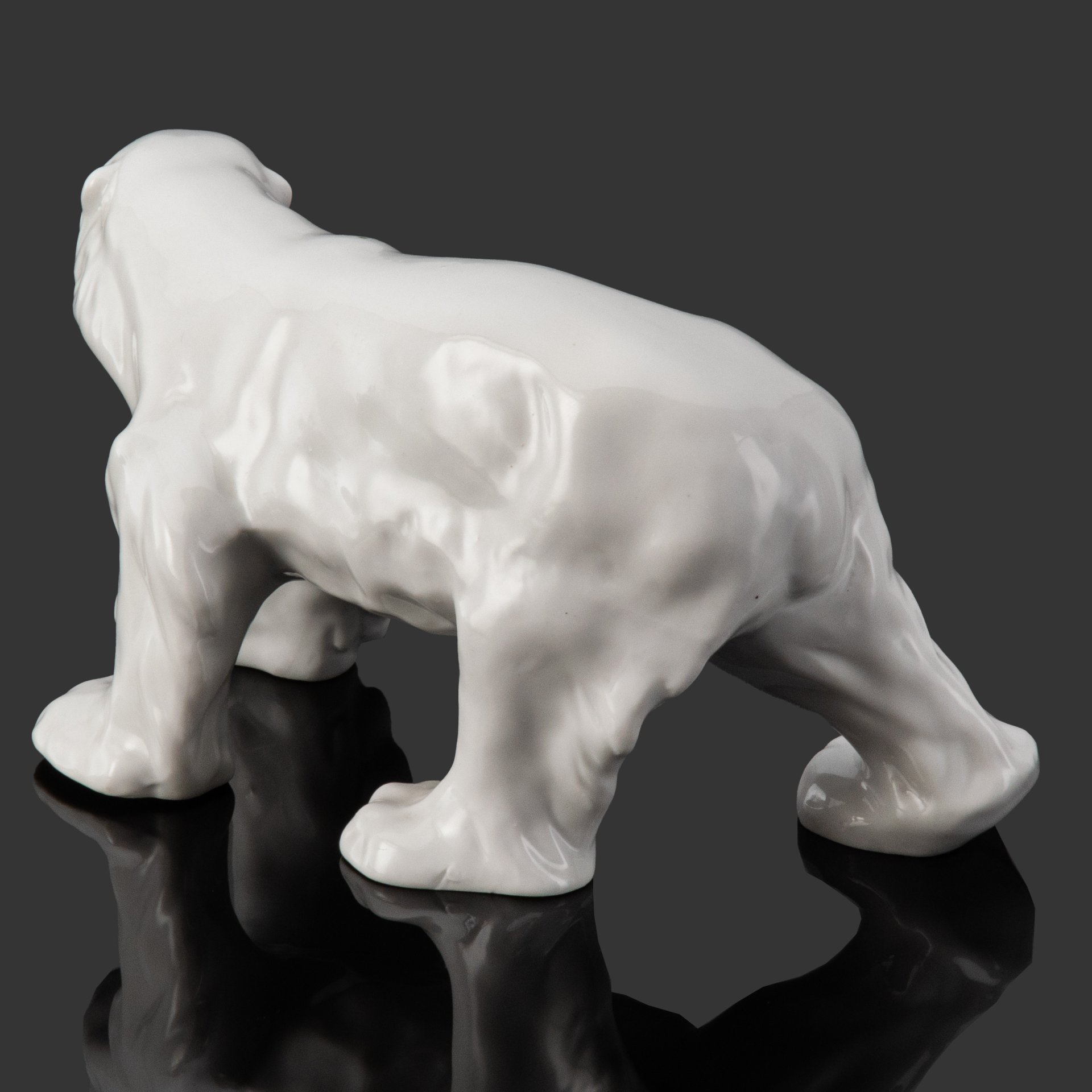 Статуэтка "Белый медведь" по модели А.К. Тимуса, фарфор, Ленинградский фарфоровый завод (ЛФЗ), СССР, 1950-1960 гг.