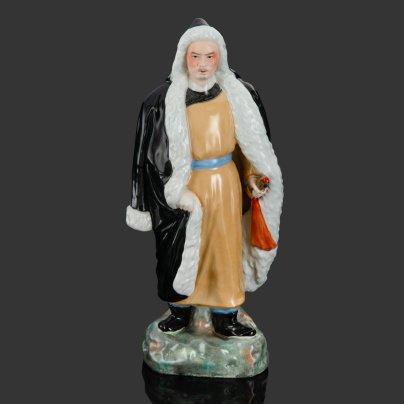 Статуэтка "Воин кочевого племени (чжурчжэнь) севера империи Цзин (1115—1234 гг.)", предположительно из серии "Народности Китая", фарфор, бисквит, роспись, золочение, Китай, 1950-1959 гг.