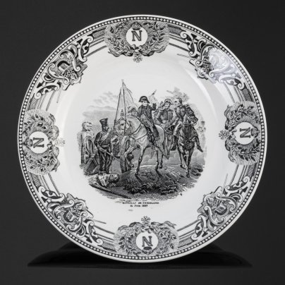 Тарелка коллекционная с изображением гравюры Ораса Верне "La Bataille de Friedland, 14 juin 1807" (Фридландское сражение), мануфактура Boch la Louviere, фаянс, деколь