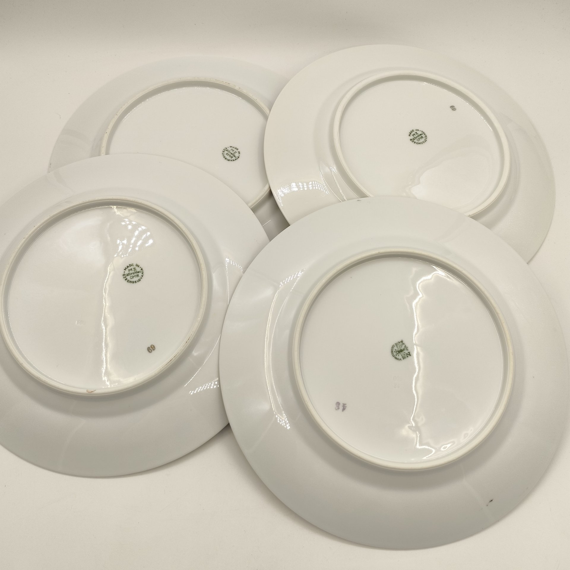 Набор из 4-х обеденных тарелок, украшенных цветочным декором по канту (в подборе), фарфор, деколь, золочение, Moritz Zdekauer (MZ), Чехословакия, 1930-1970 гг.