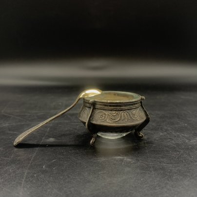 Солонка с растительным орнаментом, мельхиор (медь-никель), стекло, Мстерская художественная фабрика «Ювелир», СССР, 1975 г.