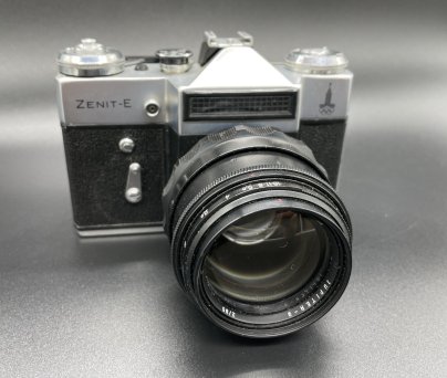 Фотоаппарат "Зенит-Е" с олимпийской символикой, объективом "Юпитер-9" и кофром, металл, пластик, стекло, кожа, Красногорский механический завод (КМЗ), СССР, 1980 г.