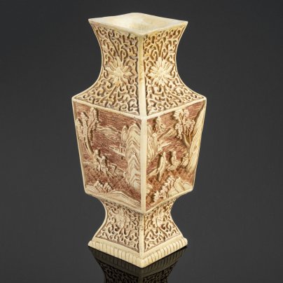 Ваза, декорированная жанровыми сценками, кость, костяная мука, Китай, 1950-1960 гг.