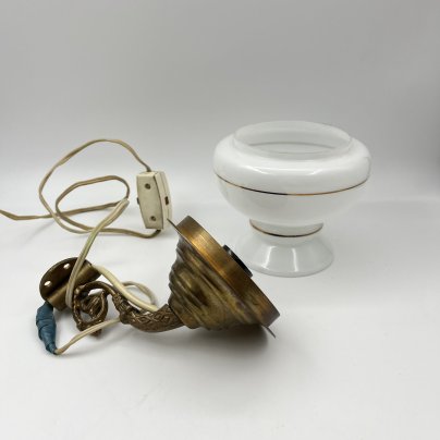 Лампа настенная, выполненная в классическом стиле