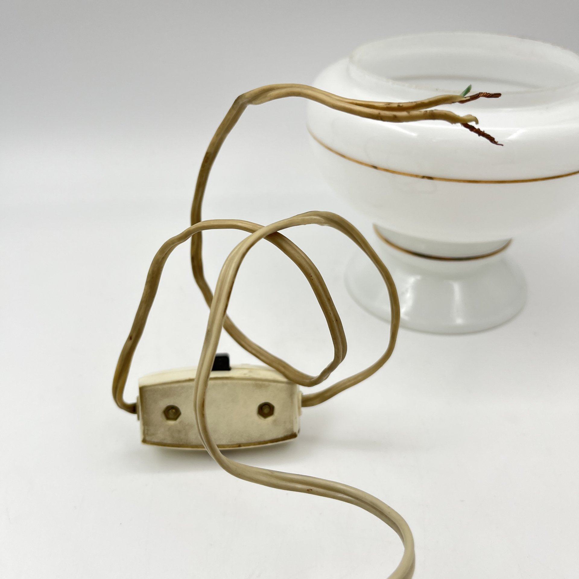 Лампа настенная, выполненная в классическом стиле