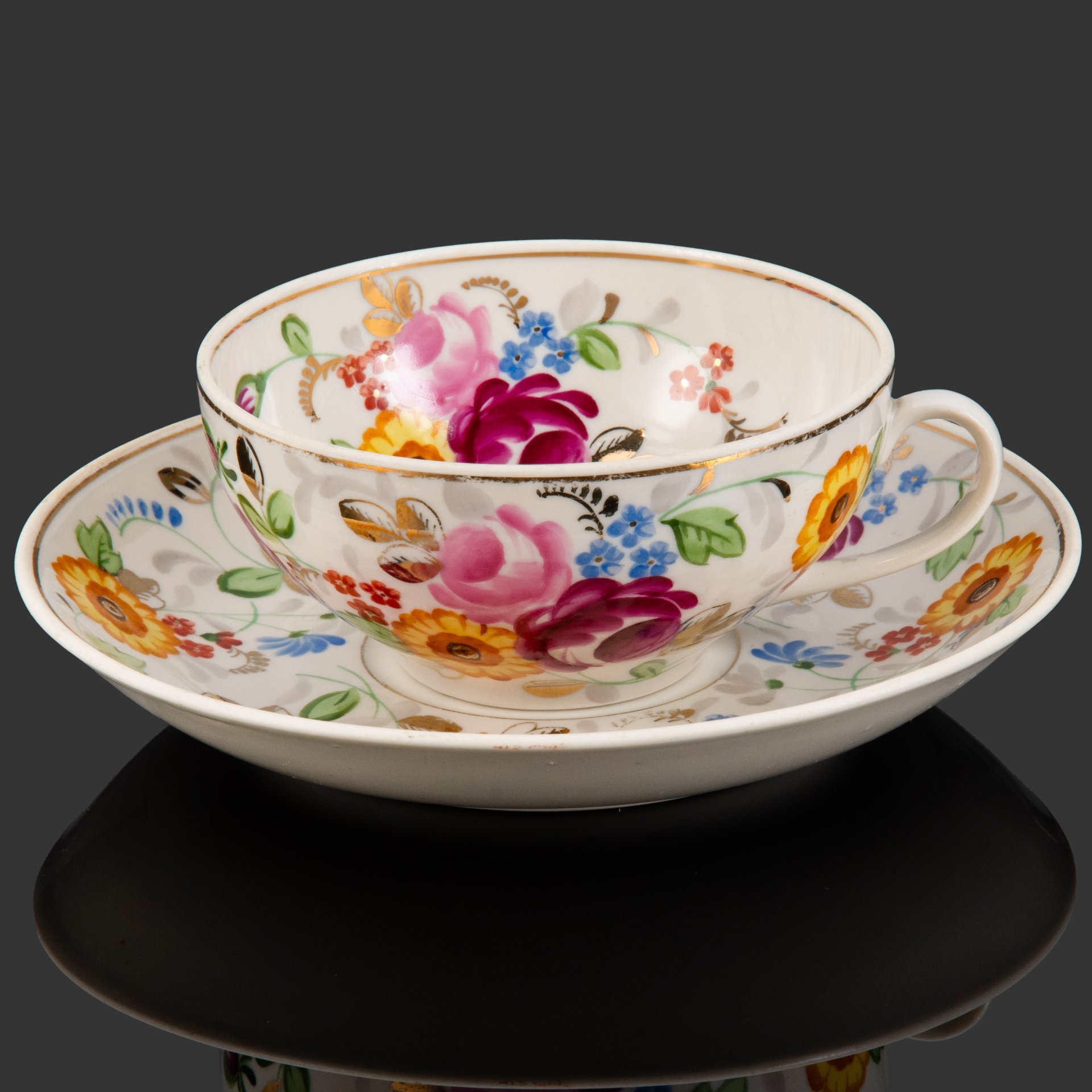 Пара чайная с двусторонним расписным цветочным декором в русском стиле, фарфор, роспись, золочение, Фарфоровый завод «Пролетарий» (Бронница, Мста), СССР, 1953-1958 гг.