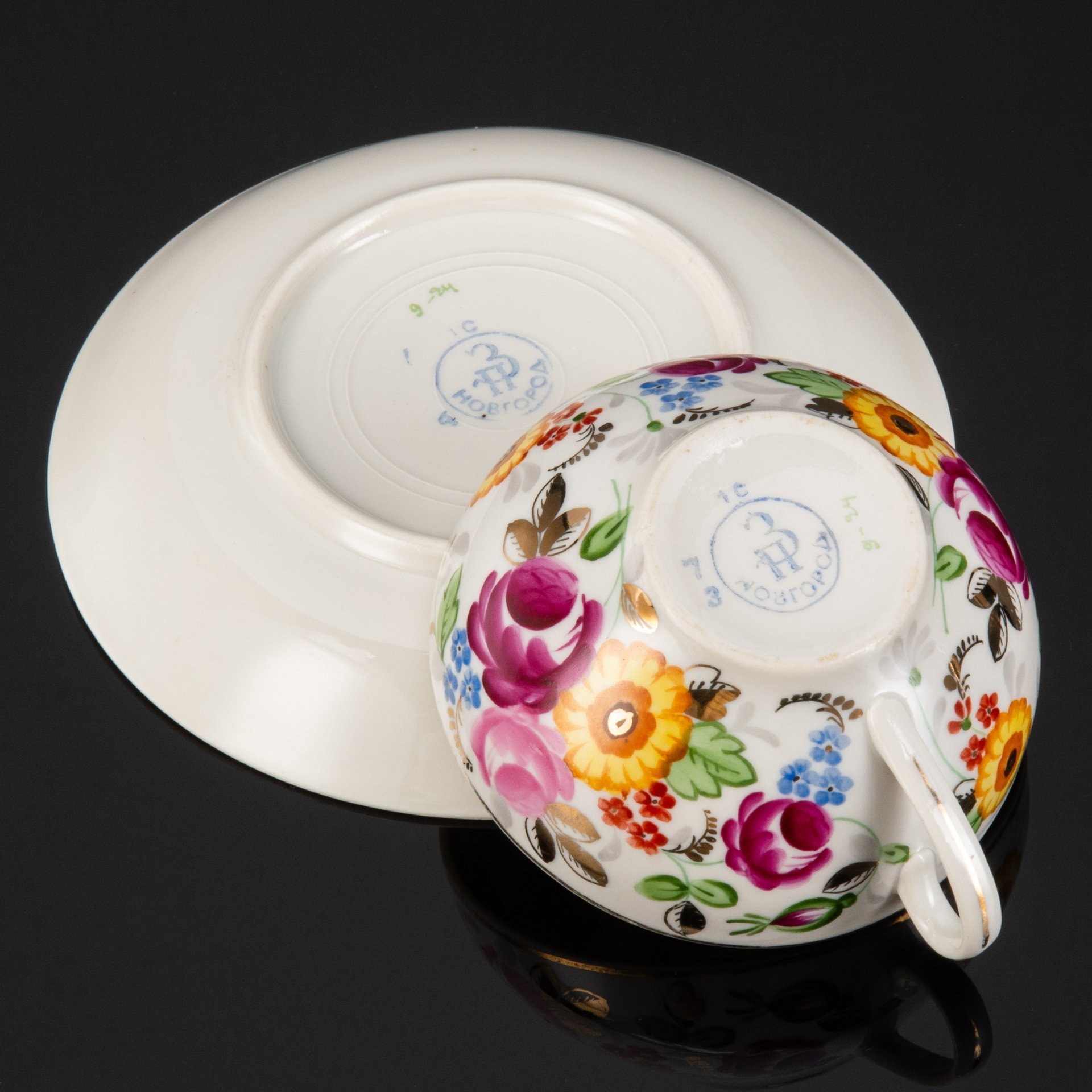 Пара чайная с двусторонним расписным цветочным декором в русском стиле, фарфор, роспись, золочение, Фарфоровый завод «Пролетарий» (Бронница, Мста), СССР, 1953-1958 гг.