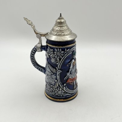 Кружка пивная, украшенная сценой сельского танца, керамика, рельеф, крытье, золочение, крышка - сплав металлов, Marzi & Remy, Германия, 1964-1990 гг.