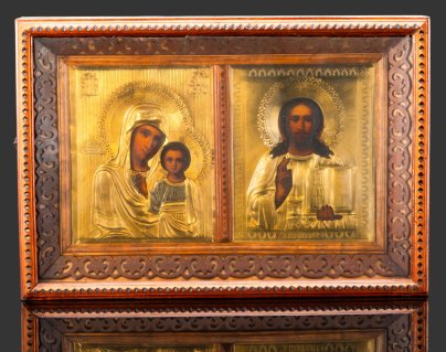 Пара венчальная (иконы "Богоматерь Казанская" и "Господь Вседержитель") в киоте с орнаментом по периметру, дерево, масло, латунь, стекло, Российская империя, 1870-1915 гг.