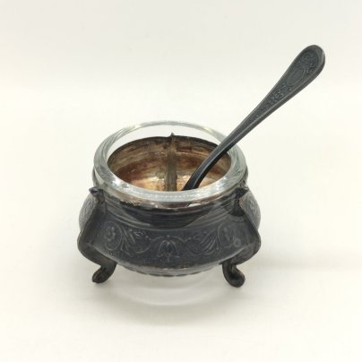 Солонка с цветочным орнаментом и миниатюрной ложечкой, мельхиор (медь-никель), стекло, золочение, Мстерская художественная фабрика «Ювелир», СССР, 1960-1980 гг.