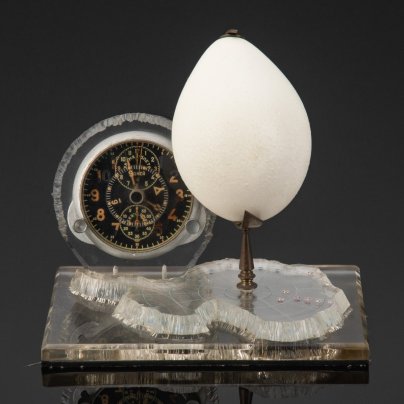 Часы настольные "Южный полюс", металл, яйцо императорского пингвина, полимерный материал, 1-й Государственный часовой завод им. Кирова (Первый Московский часовой завод, 1 ГЧЗ), СССР, 1950 г.