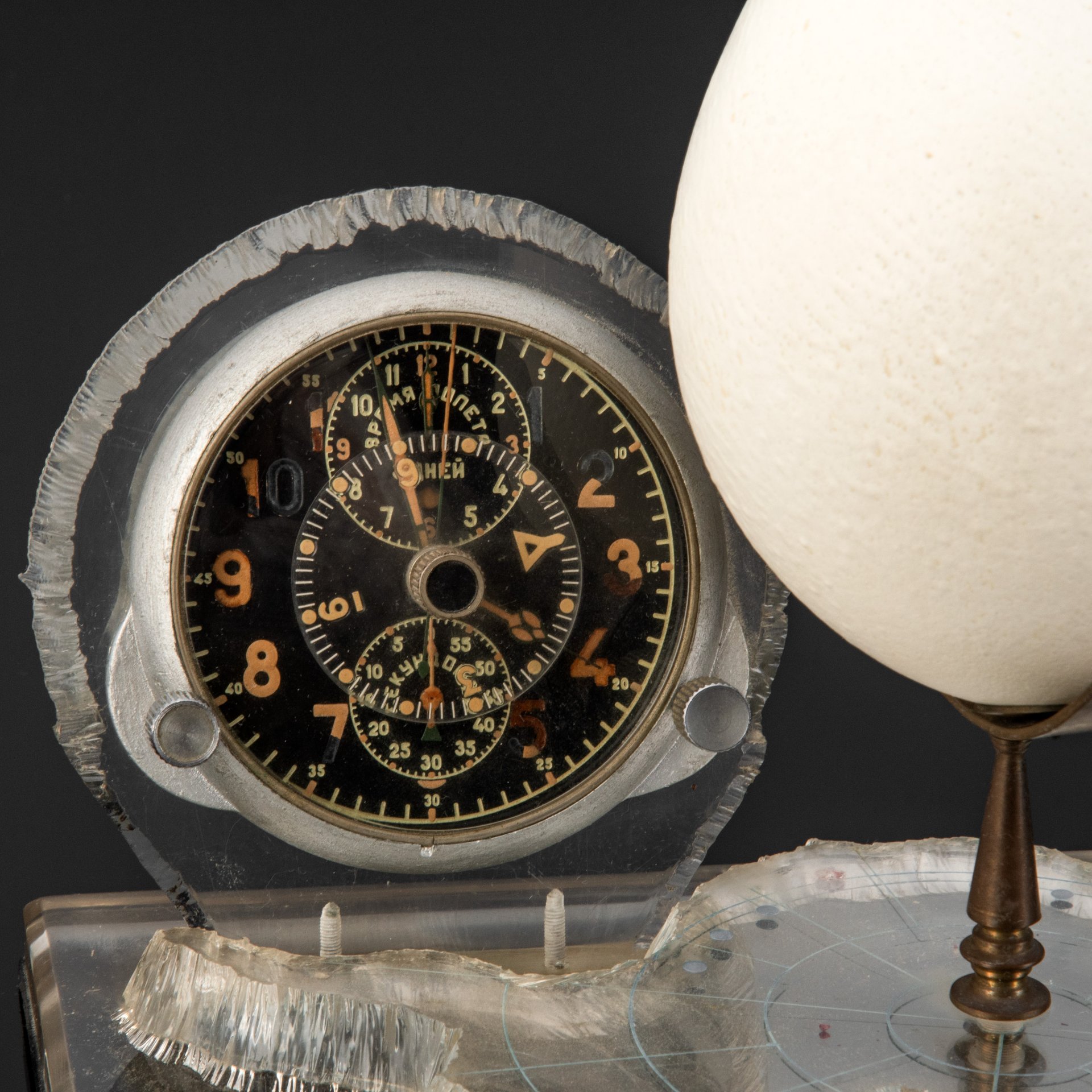 Часы настольные "Южный полюс", металл, яйцо императорского пингвина, полимерный материал, 1-й Государственный часовой завод им. Кирова (Первый Московский часовой завод, 1 ГЧЗ), СССР, 1950 г.