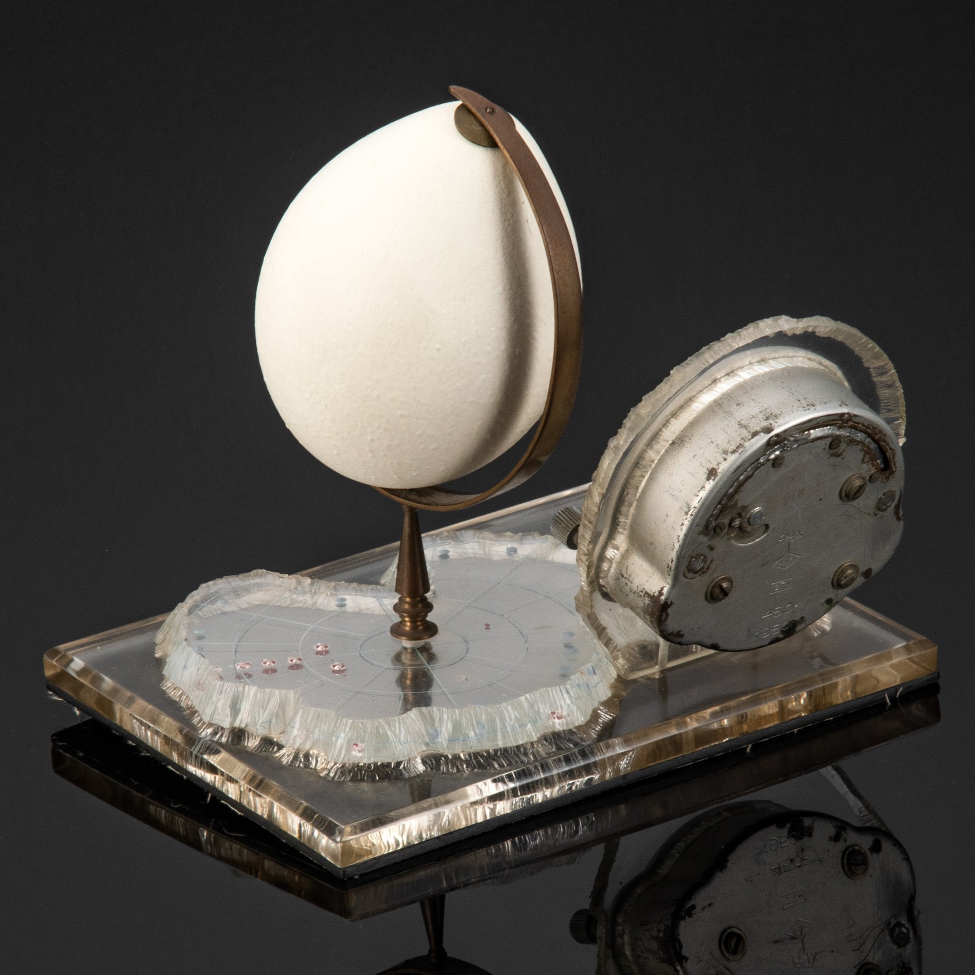 Часы настольные "Южный полюс", металл, яйцо императорского пингвина, полимерный материал, 1-й Государственный часовой завод им. Кирова (Первый Московский часовой завод, 1 ГЧЗ), СССР, 1950 г.