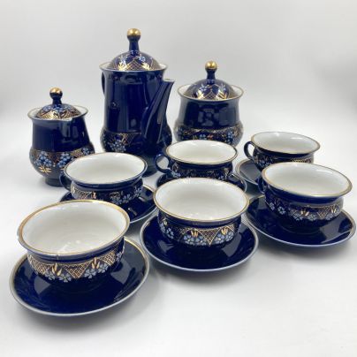 Сервиз кофейный на 6 персон с цветочным декором (чайник, молочник, сахарница, чайные пары), фарфор, золочение, роспись, крытьё кобальтом, Бронницкий завод фарфоровых изделий «Возрождение», СССР, 1980-1990 гг.