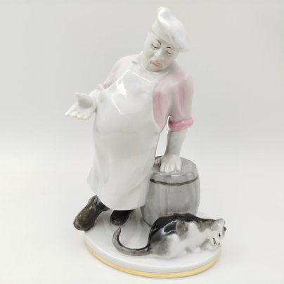 Статуэтка "Кот и повар", скульптор В.А. Михалёв, фарфор, роспись, золочение, Ленинградский фарфоровый завод (ЛФЗ), СССР, 1950-1960 гг.