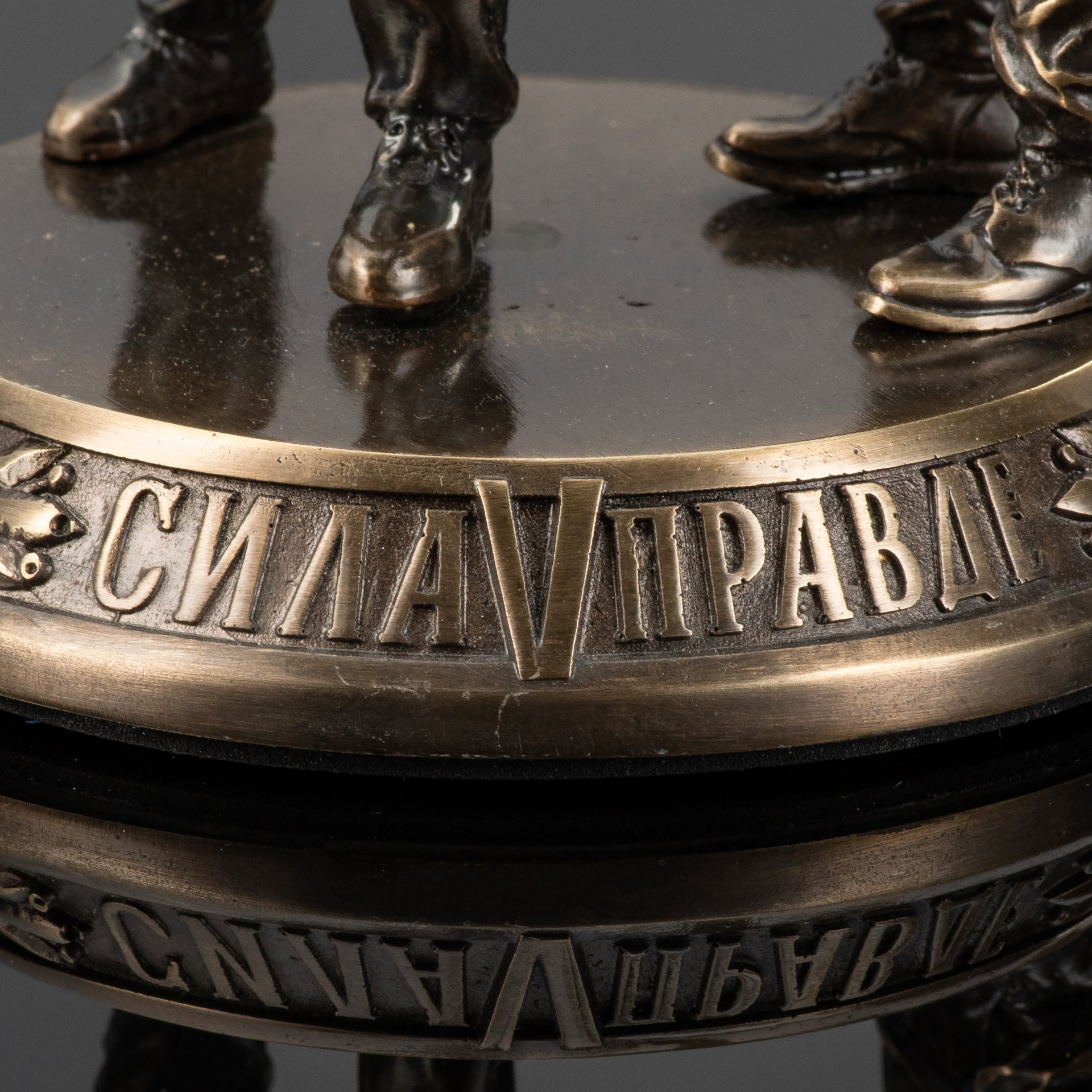 Скульптура миниатюрная "Штурмовик и оператор FPV дрона", латунь, патинирование, Российская Федерация, 2025 г.