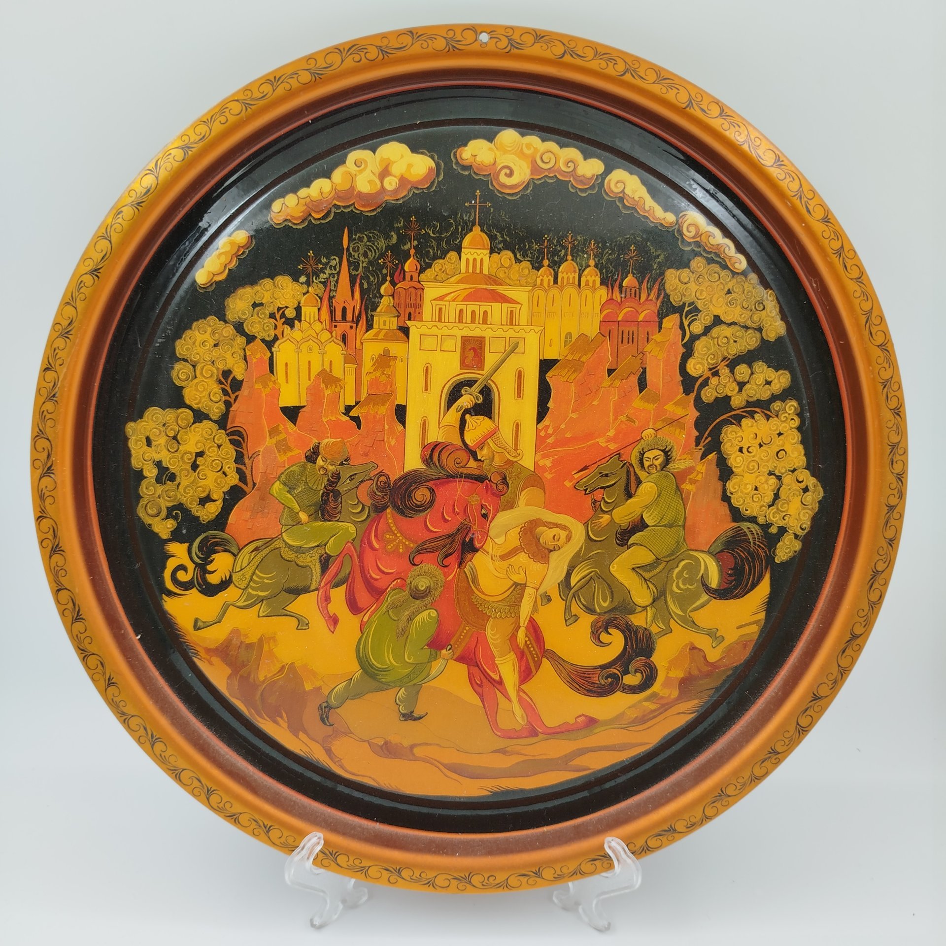 Блюдо настенное с изображением былинной сцены, металл, роспись, лак, СССР, 1970-1990 гг.