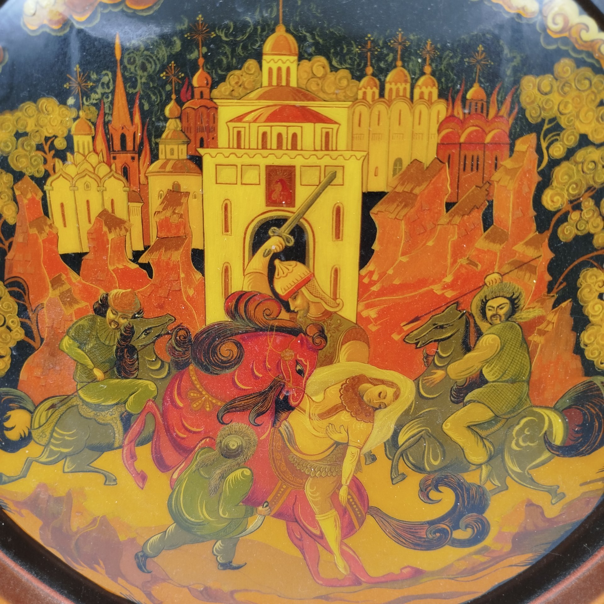 Блюдо настенное с изображением былинной сцены, металл, роспись, лак, СССР, 1970-1990 гг.