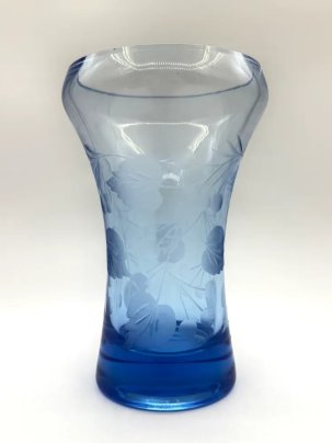 Ваза синего оттенка с флоральным декором на тулове, стекло, СССР, 1960-1990 гг.