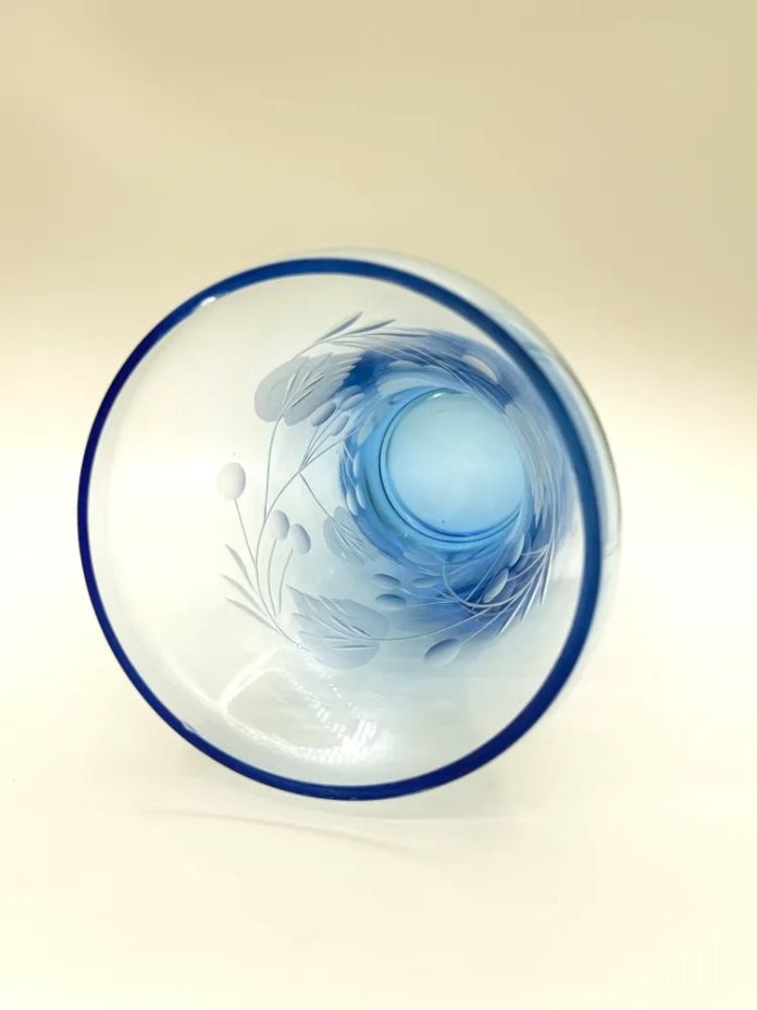 Ваза синего оттенка с флоральным декором на тулове