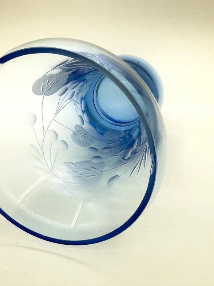 Ваза синего оттенка с флоральным декором на тулове