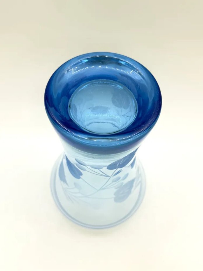 Ваза синего оттенка с флоральным декором на тулове