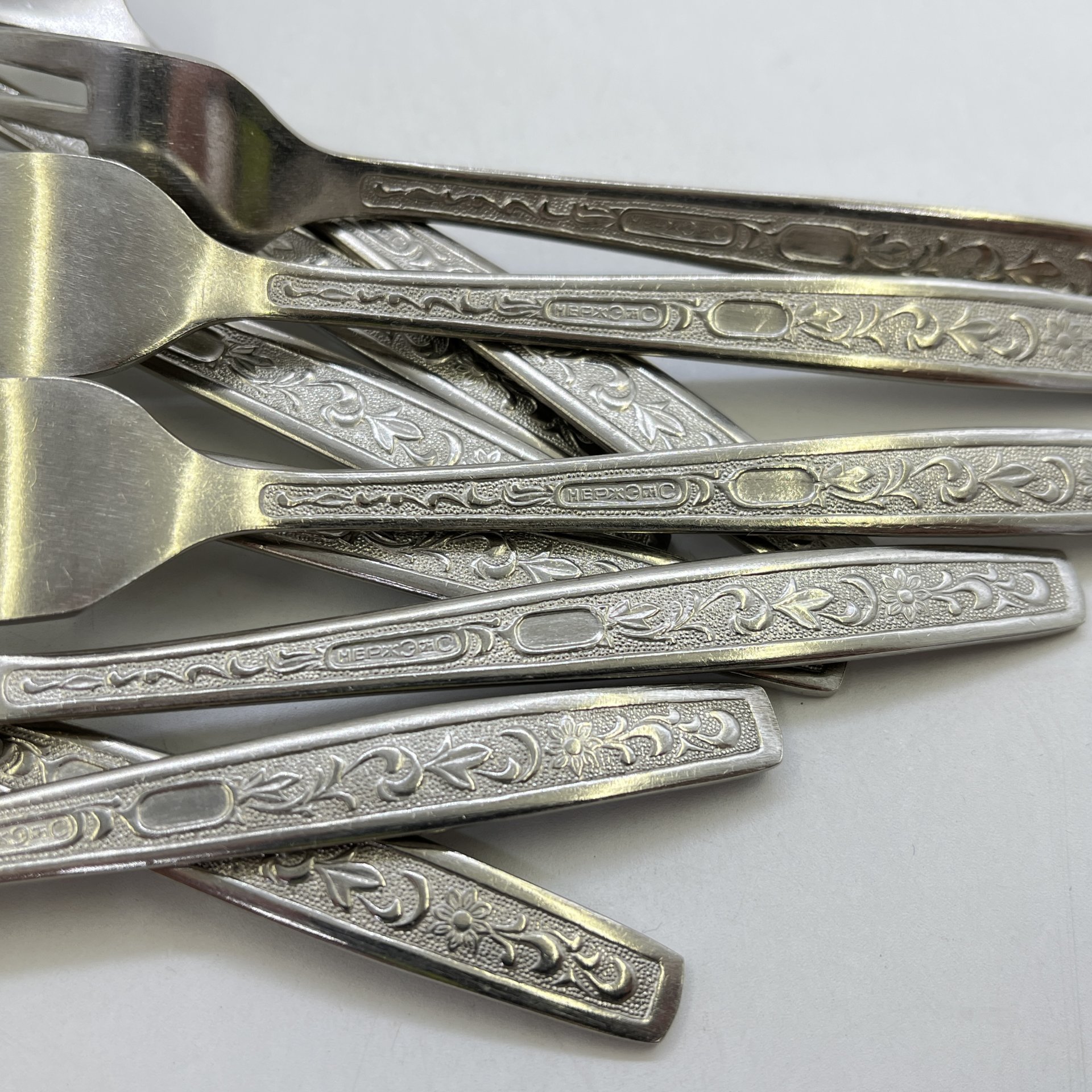 Набор из 10-ти  десертных вилок с флоральным декором, нержавеющая сталь, Металлургический завод «Электросталь», СССР, 1970-1990 гг.