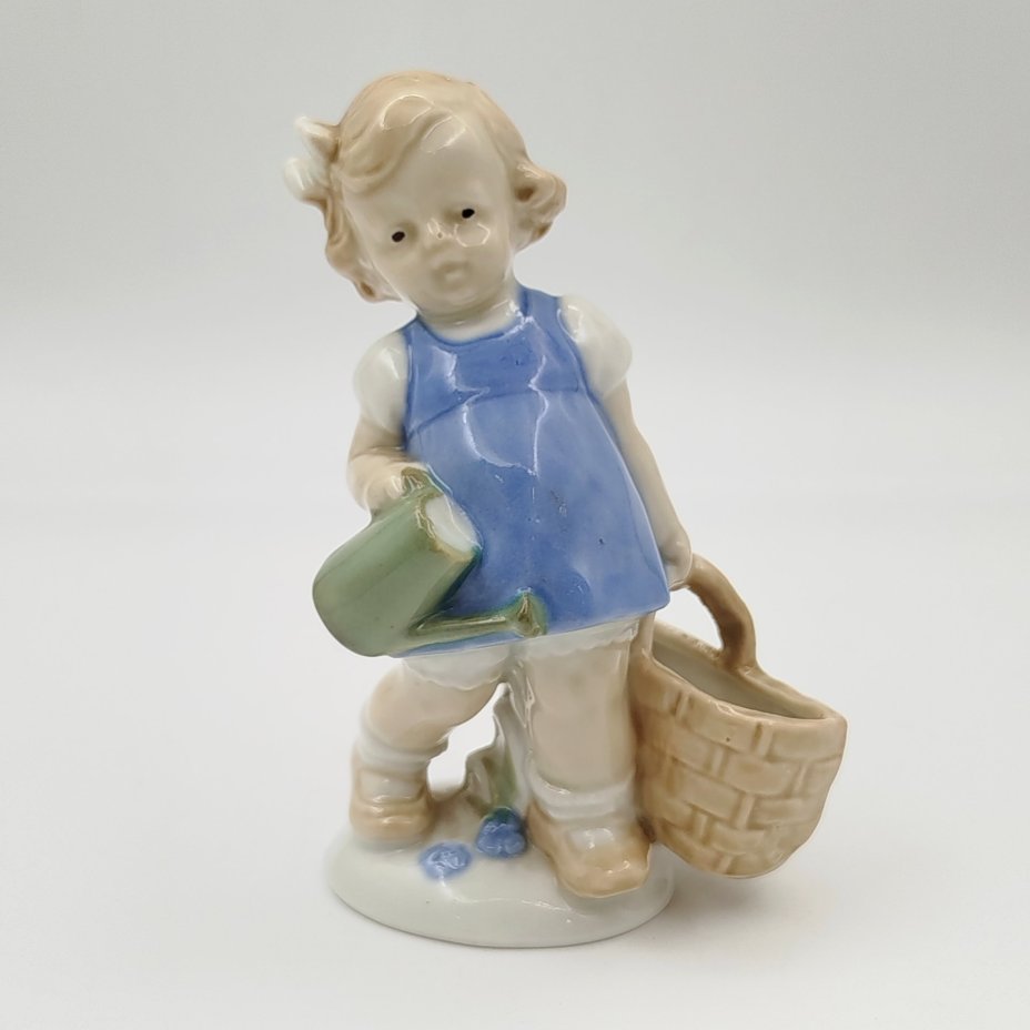 Статуэтка "Девочка с корзиной и лейкой", фарфор, роспись, Heinz & Co., ГДР, 1954-1972 гг.