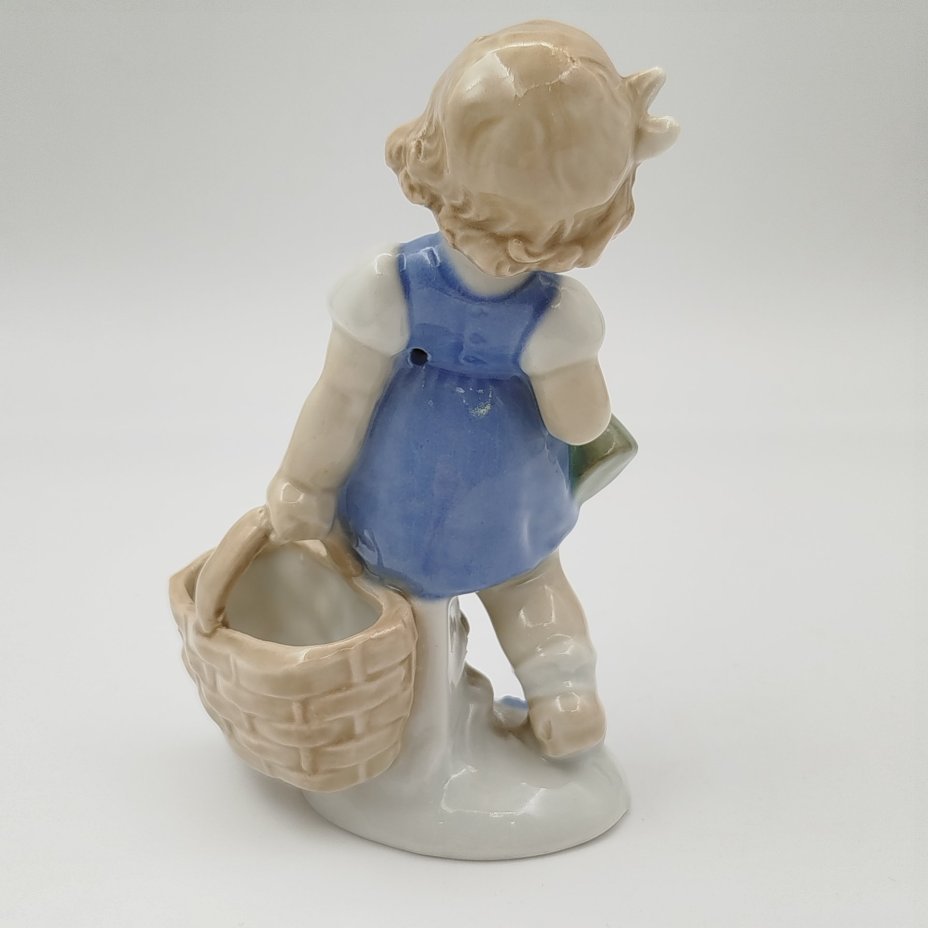Статуэтка "Девочка с корзиной и лейкой", фарфор, роспись, Heinz & Co., ГДР, 1954-1972 гг.