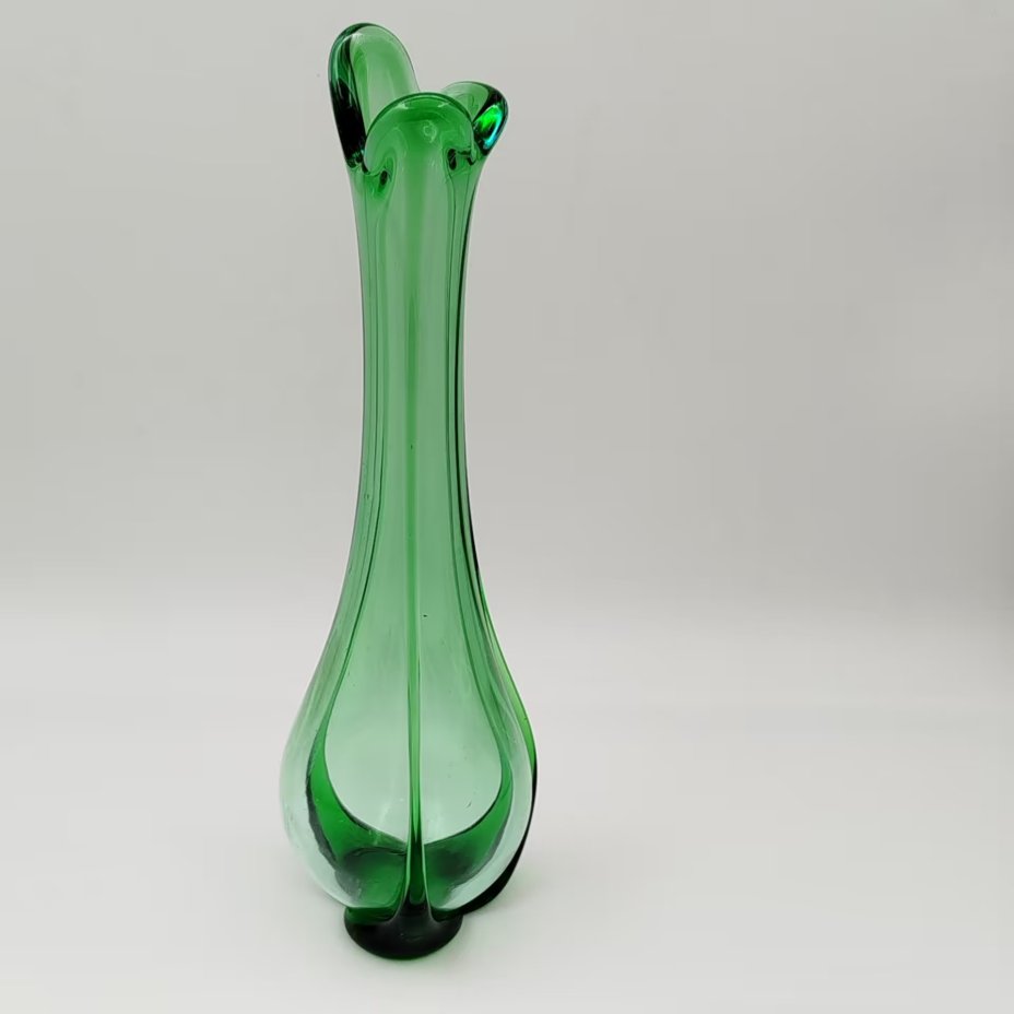 Ваза «Волна» зеленого цвета, стекло, Ленинградский стекольный комбинат «Победа» (Колпино), СССР, 1970-1990 гг.