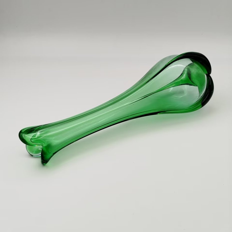 Ваза «Волна» зеленого цвета, стекло, Ленинградский стекольный комбинат «Победа» (Колпино), СССР, 1970-1990 гг.