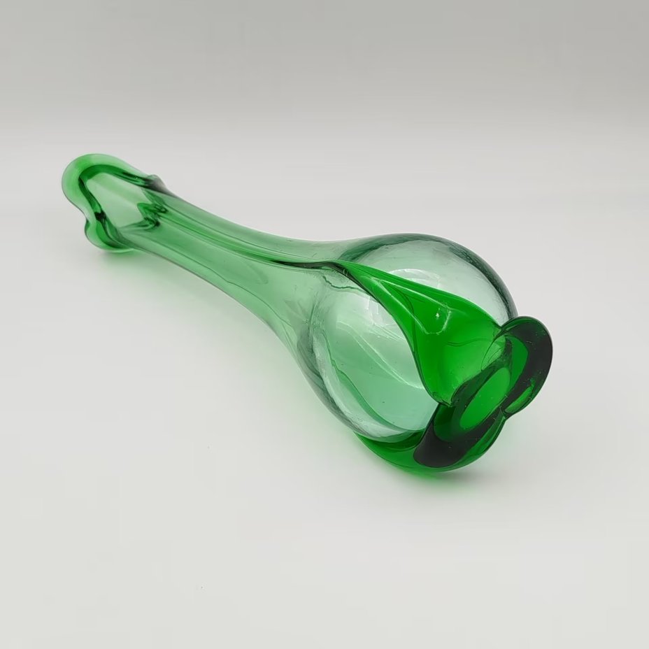 Ваза «Волна» зеленого цвета, стекло, Ленинградский стекольный комбинат «Победа» (Колпино), СССР, 1970-1990 гг.
