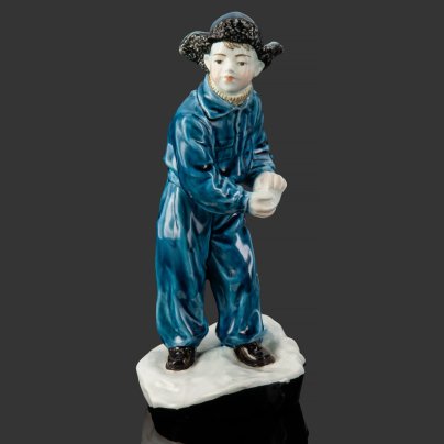 Статуэтка «Мальчик со снежком», скульптор М. П. Холодная, фаянс, роспись, Конаковский фаянсовый завод им. М.И. Калинина (ЗиК Конаково), СССР, 1959 г.