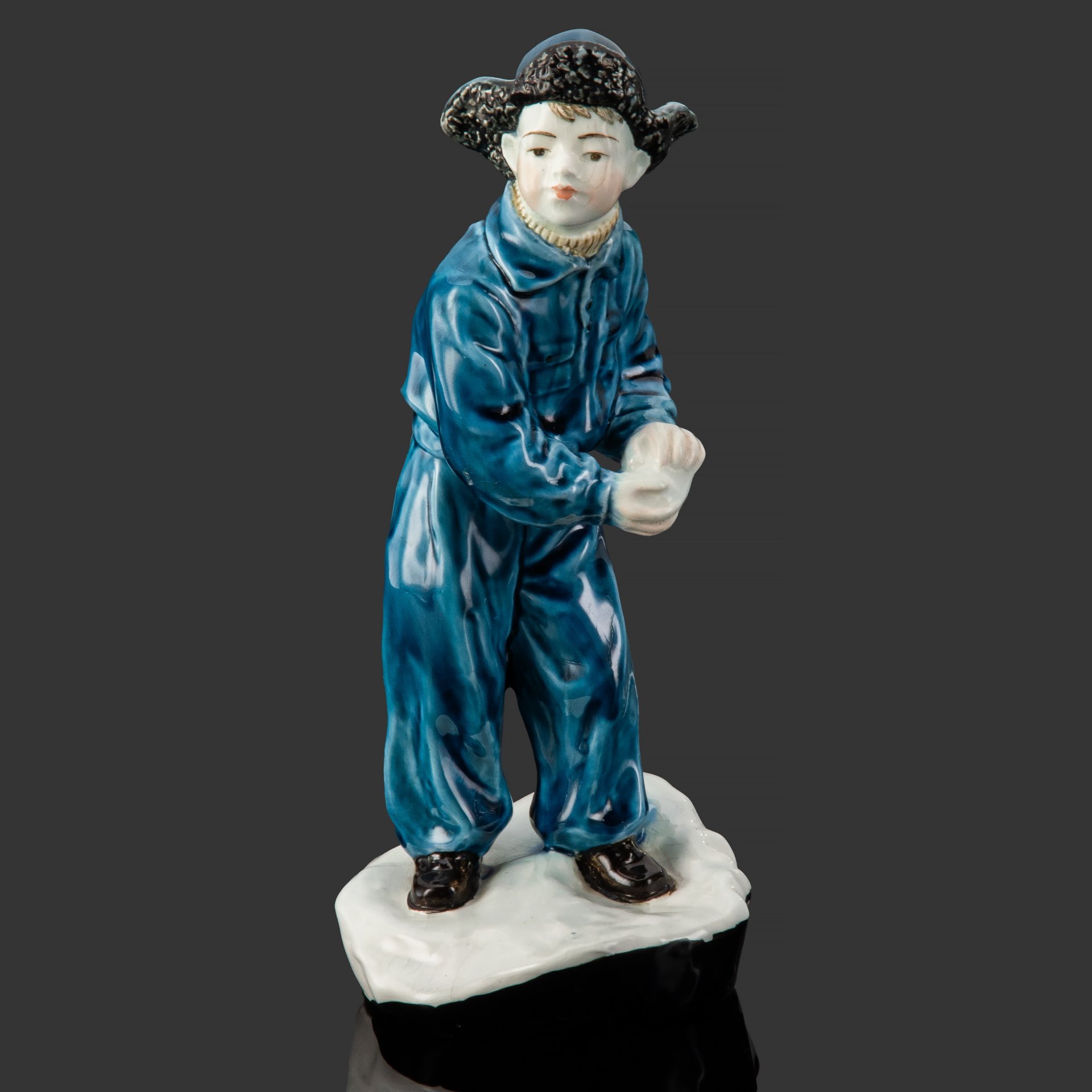 Статуэтка «Мальчик со снежком», скульптор М. П. Холодная, фаянс, роспись, Конаковский фаянсовый завод им. М.И. Калинина (ЗиК Конаково), СССР, 1959 г.