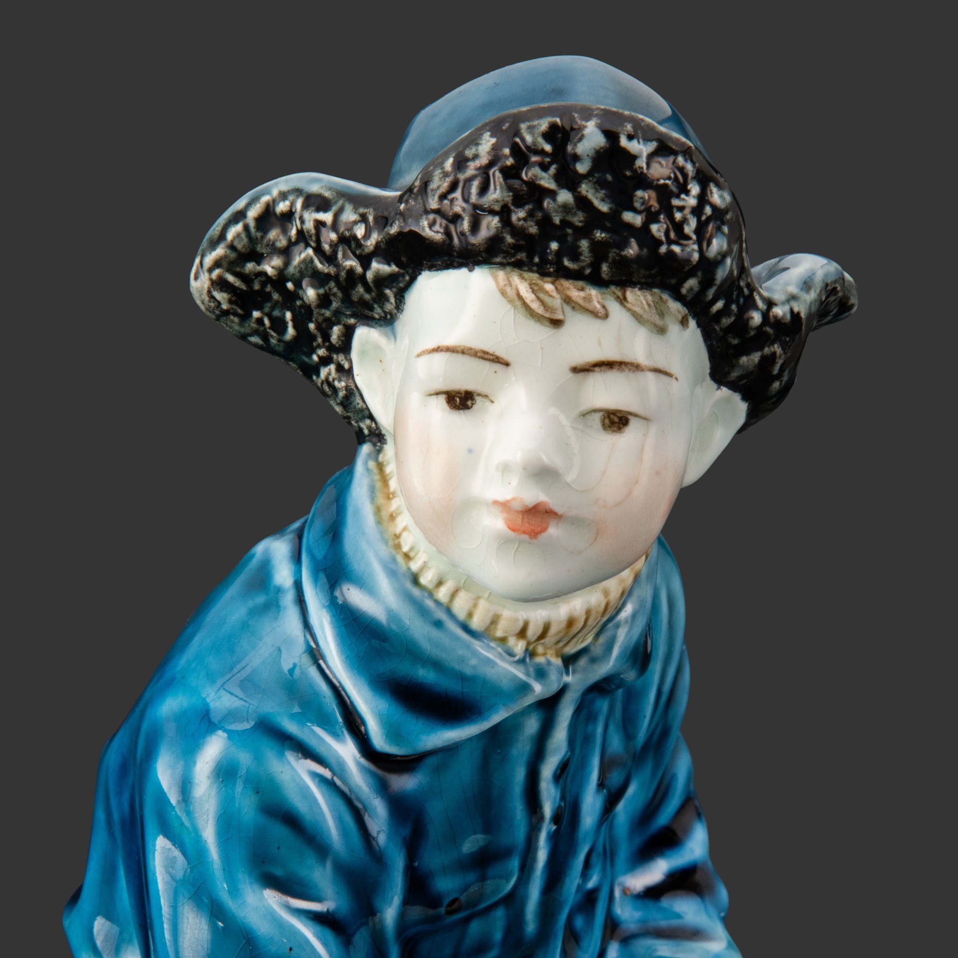 Статуэтка «Мальчик со снежком», скульптор М. П. Холодная, фаянс, роспись, Конаковский фаянсовый завод им. М.И. Калинина (ЗиК Конаково), СССР, 1959 г.