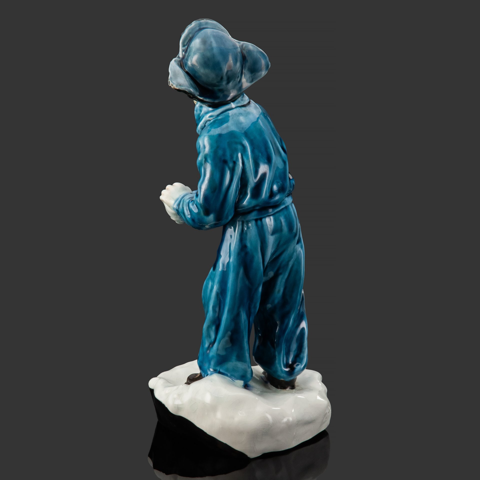 Статуэтка «Мальчик со снежком», скульптор М. П. Холодная, фаянс, роспись, Конаковский фаянсовый завод им. М.И. Калинина (ЗиК Конаково), СССР, 1959 г.