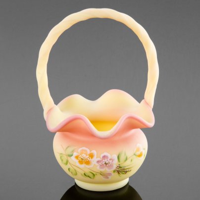 Ваза в виде корзины, стекло, роспись, Bill Fenton, Fenton Burmese, США, 1990-2000 гг.